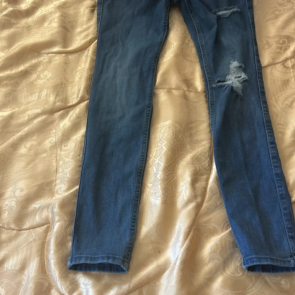 Hollister Women’s Distressed Skinny Jeans. Size 3R 26x29. - Picture 2 of 5